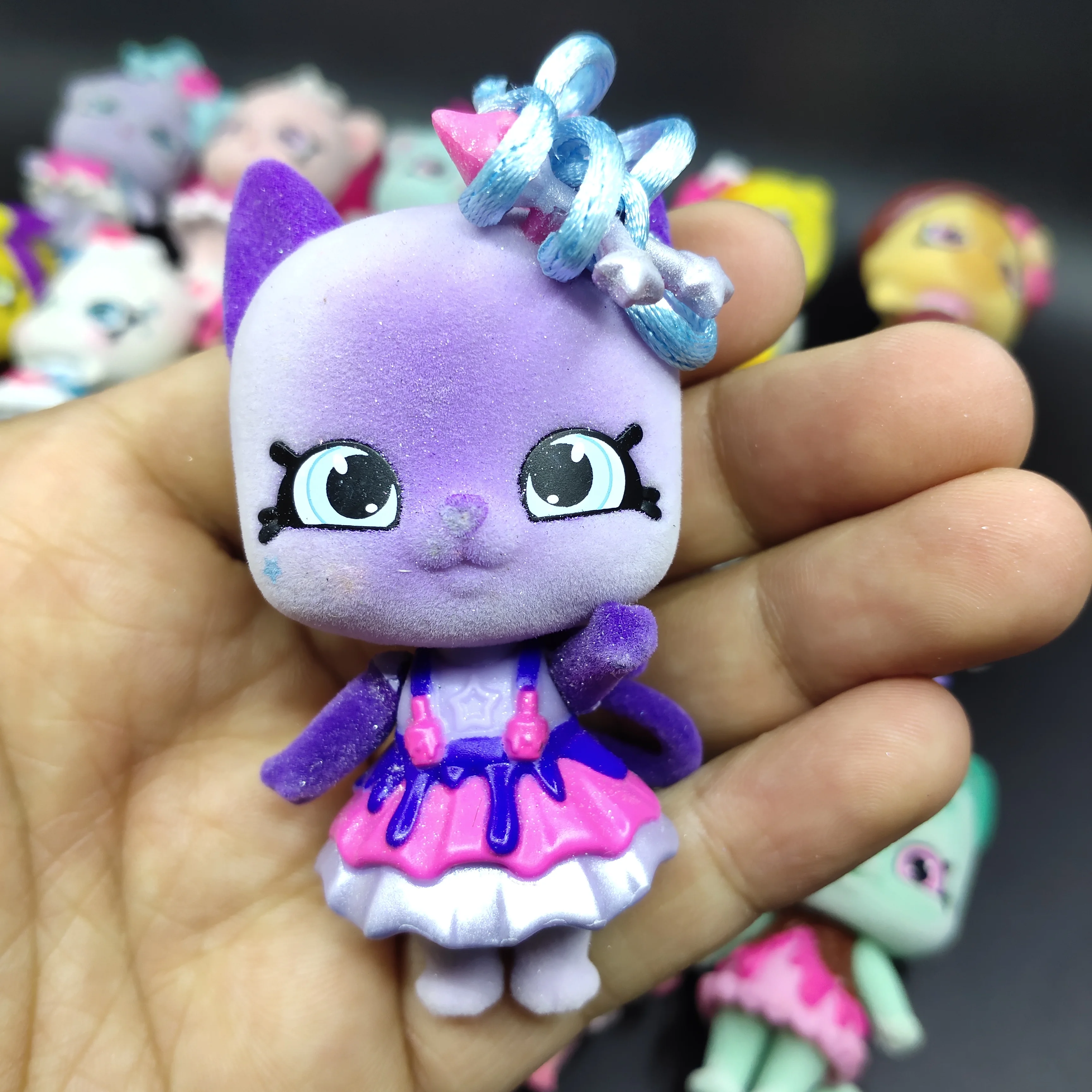 1db Eredeti Bevásárló Lány Pet Íj Hercegnő Baba PVC Aranyos Rajzfilm Anime Ajándék Gyerekeknek Játékok